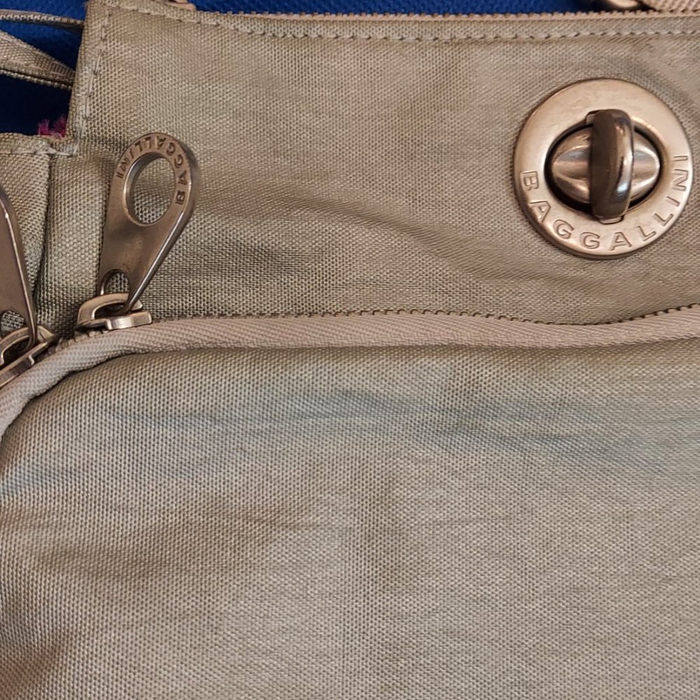 Baggallini Women’s Day-to-Day Crossbody Bag (Silver/light Grey Tone Color) - Picture 4 of 16